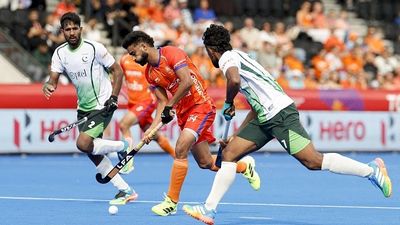 Hockey Drama: Pakistan refuse India travel for Asian Champions Trophy, demands neutral venue India's Sukhjeet Singh (C) and Pakistan's Moin Shakeel (R) fight for the ball in this frame. (Getty)