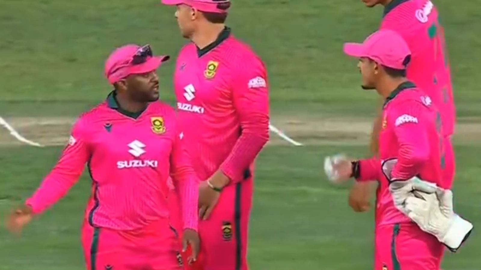 Bavuma, De Kock engage in heated exchange during DRS timer against rampant Bartlett; watch video South Africa captain Temba Bavuma and wicketkeeper Quinton de Kock in discussion during DRS timer in 2nd ODI vs Australia.