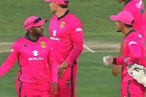 Bavuma, De Kock engage in heated exchange during DRS timer against rampant Bartlett; watch video SportsTak