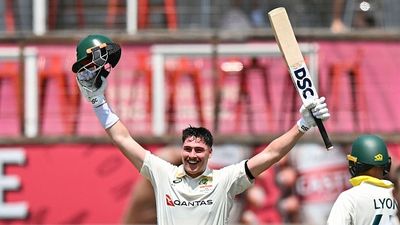 Matt Renshaw ends 9-year century drought to rescue Australia from 124/6 to commanding 390 to put SA on back foot in 1st Test Australia's Matthew Renshaw celebrates after hitting century in the first Test against South Africa. (Getty)