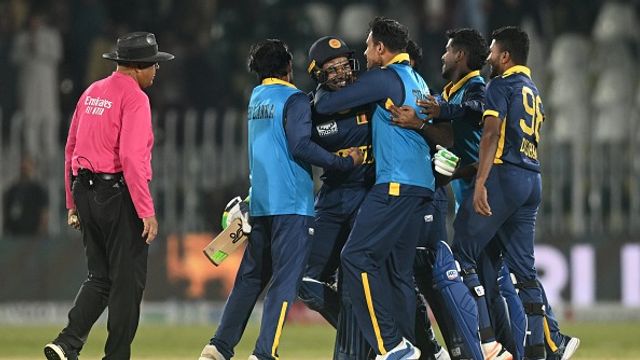 Sri Lanka stun England with 2nd-highest ODI chase, overhaul 330-run target to spoil Brook's double ton Sri Lanka's Janith Liyanage (C) and his teammates celebrate after thrashing England in the tri-series. (Getty)