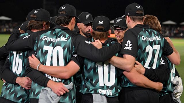 After losing 2nd T20I, New Zealand make changes to pace attack for remainder of series Captain Mitchell Santner of New Zealand speaks to his team mates during game two of the T20I series against India at Hagley Oval on October 24, 2026 in Christchurch, New Zealand.