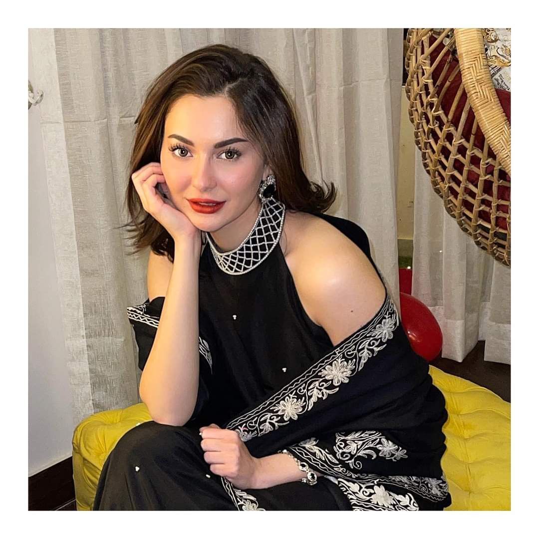 पाकिस्तानी एक्ट्रेस की एक झलक पाने को उमड़ी भीड़, एक्ट्रेस संग की बदतमीजी