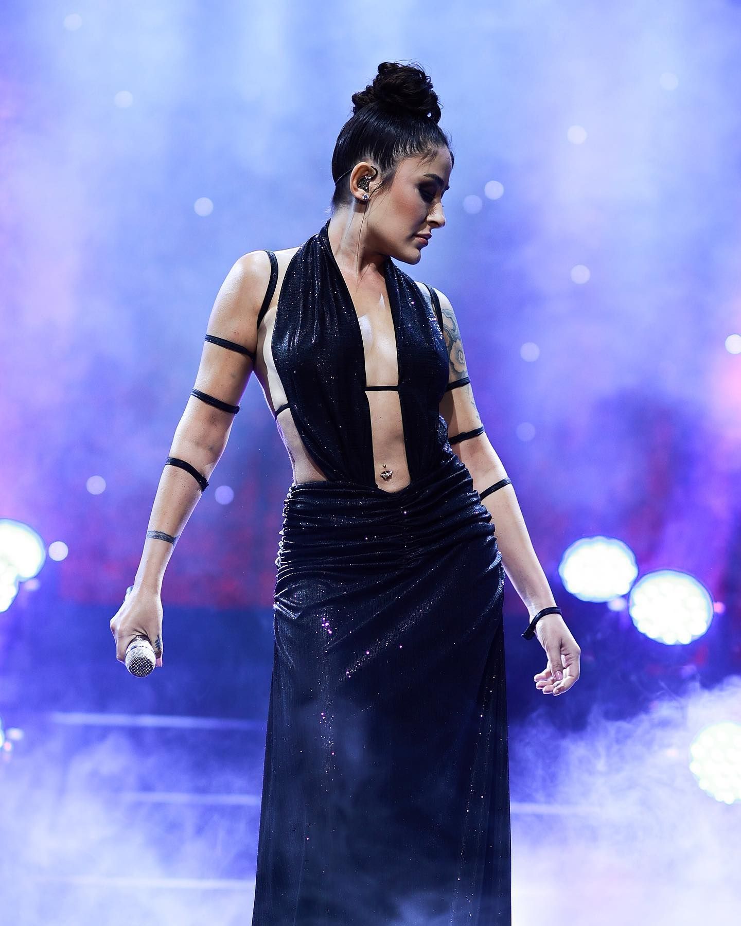 इस सिंगर ने स्टेज पर क्यों काटे अपने बाल ?