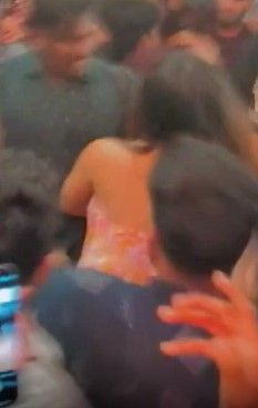 दो मलयाली एक्ट्रेस से भीड़ में ऐसे हुई गंदी हरकत, रोते हुए एक्ट्रेस ने लिखा...