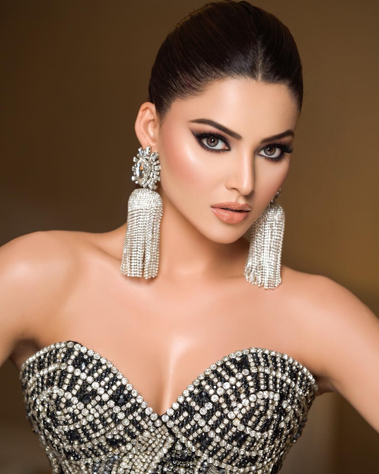 उर्वशी रौतेला ने किया ईरान की महसा अमिनी का सपोर्ट, एक्ट्रेस ने काटे अपने बाल