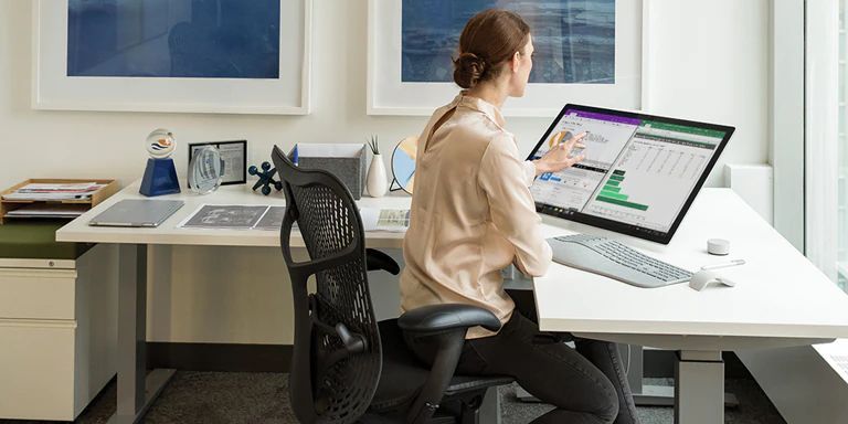 ऐसे कपड़े पहन कर महिला ऑफिस पहुंची तो कंपनी ने भेजा घर