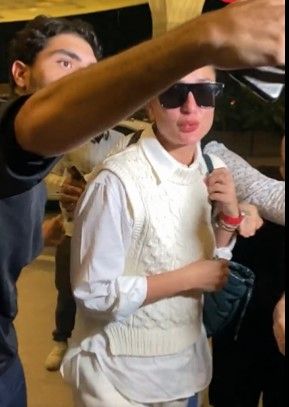 करीना कपूर के कंधे पर हाथ लगाते हुए फैंस ने ऐसे की बदसलूकी, फोटो वायरल