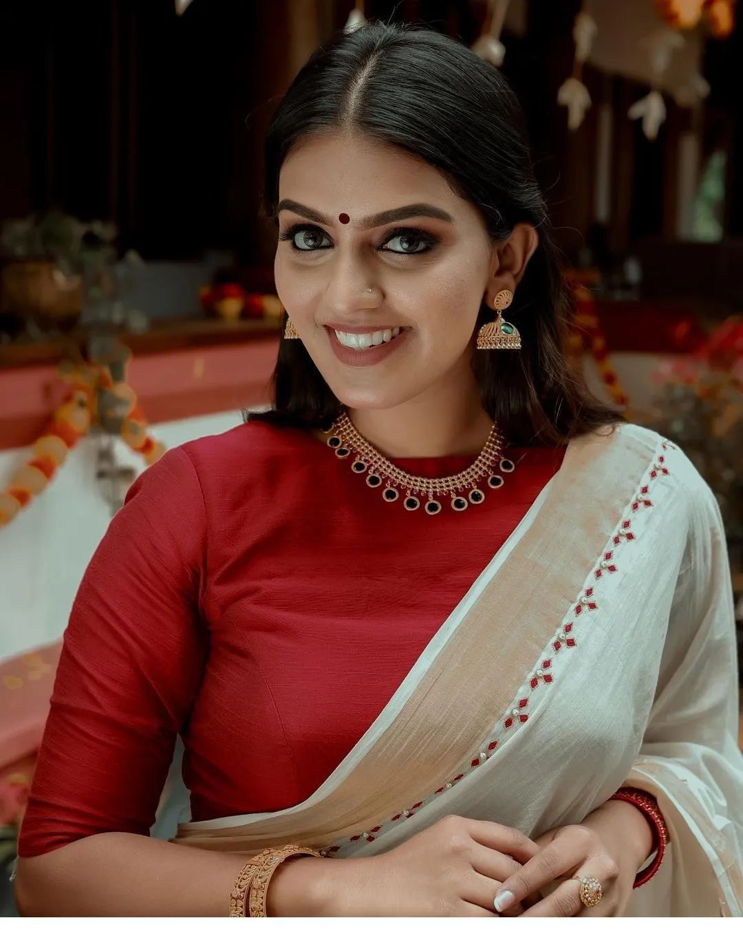 सड़क पर फूल बेच रही इस लड़की की असली फोटो आई सामने तो हैरान रह गए लोग