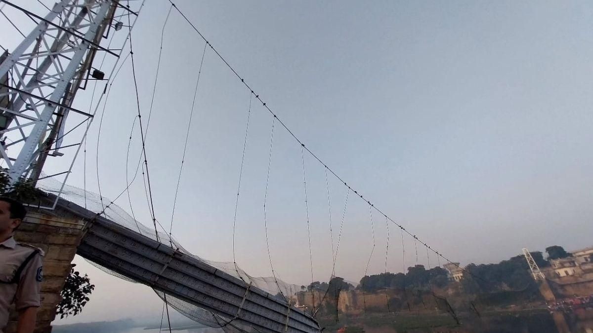 Morbi: 'हम उनसे मना करते रहे, वो ब्रिज को हिलाकर झूला झूल रहे थे'