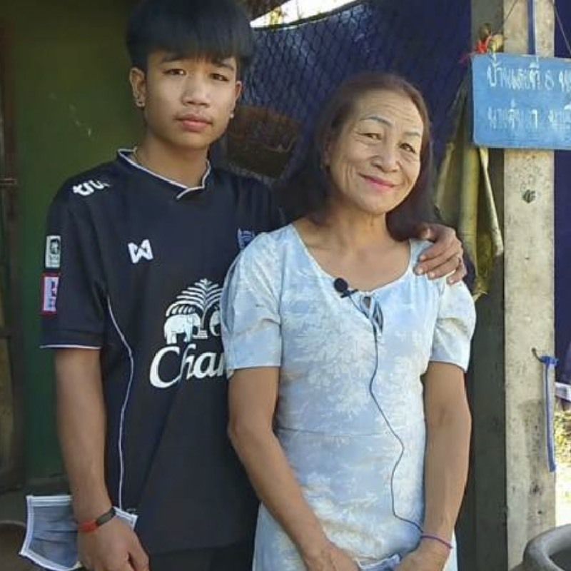 19 साल के लड़के ने की 56 साल की दादी से मंगनी, फोटो आते ही मचा बवाल!