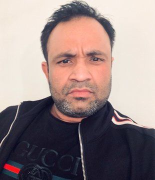 कार में लड़की से रोमांस कर रहा था फिल्ममेकर, पत्नी ने पकड़ा तो कार से कुचल दिया