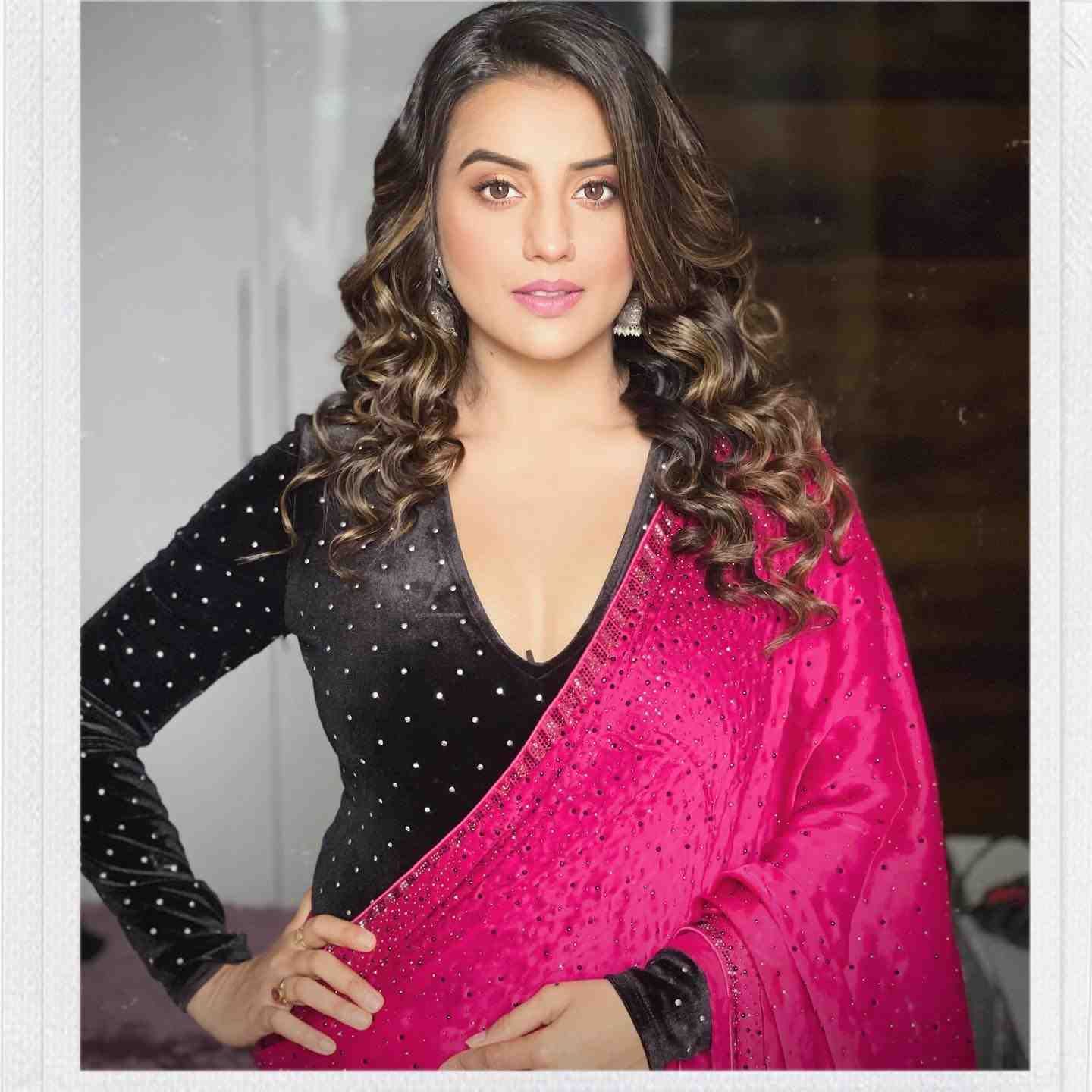 क्या पुलिस से भाग रही हैं अक्षरा सिंह?