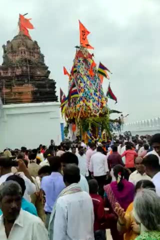 श्रद्धालुओं के ऊपर गिरा मंदिर का रथ, हादसे का वीडियो आया सामने
