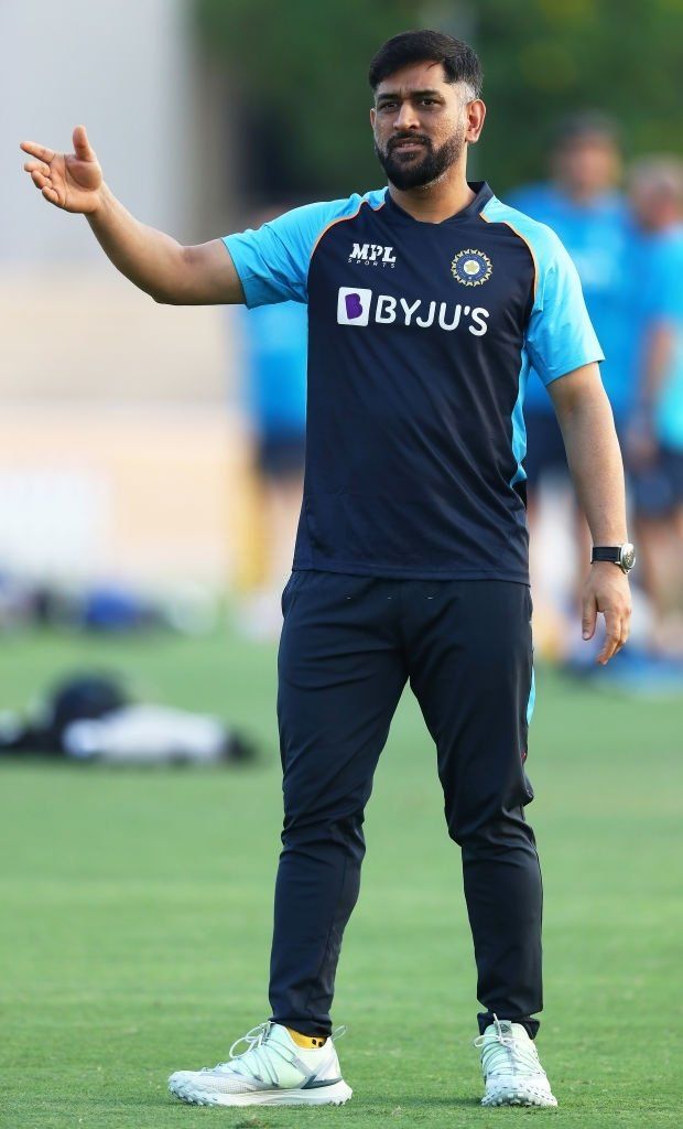 MS Dhoni ने किया इस IPS अधिकारी पर मुकदमा,जानें क्या है मामला