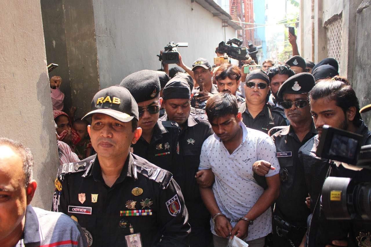 कविता को अबू बकर ने तीन टुकड़ों में काटकर फेंका