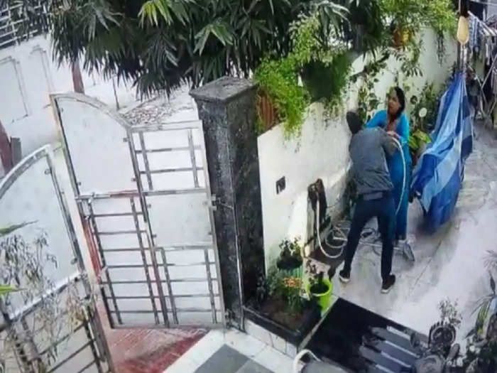 Viral Video: गमलों में पानी डाल रही महिला के गले से चेन लूट ले गया बदमाश