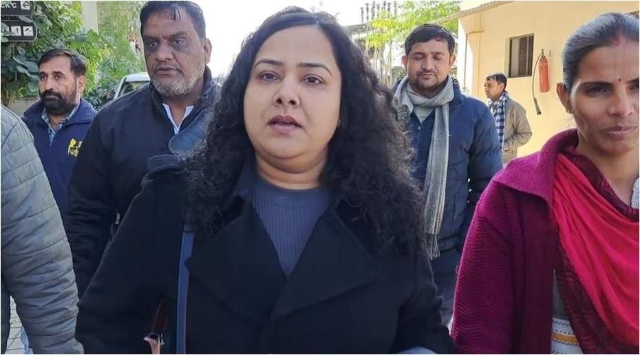 दो करोड़ रुपये की रिश्वत लेने में फंसी ASP दिव्या मित्तल नंगे पैर क़ैदियों की कतार में खड़ी दिखीं