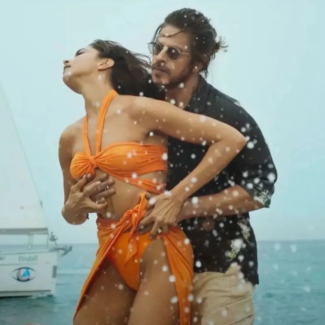 दीपिका के बाद उर्फी जावेद ने पहनी भगवा रंग की रिवीलिंग ड्रेस, भड़क गए यूजर्स