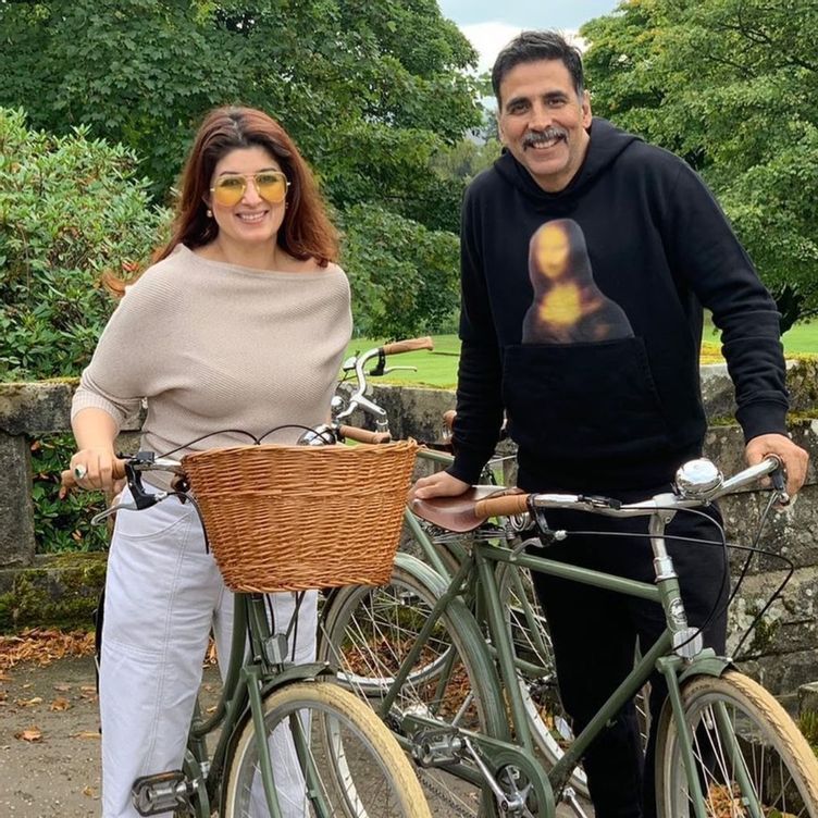 लग्जरी गाड़ियां छोड़ Twinkle Khanna ने की ऑटो रिक्शा में सवारी, बेटी भी दिखीं साथ, लोगों ने लिए मजे
