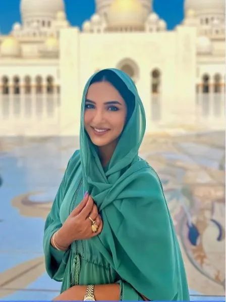 एक्ट्रेस को ट्रिप में बु्र्का पहने देख भड़के यूजर्स