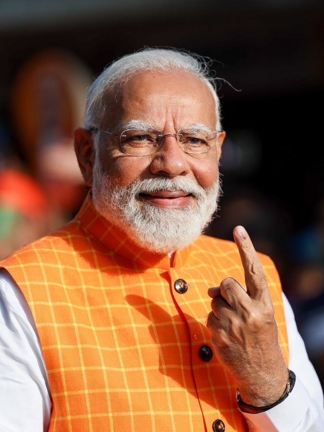 લોકશાહીના મહાપર્વમાં PM મોદીનું મતદાન, મથકની બહાર લાગ્યા મોદી-મોદીના નારા