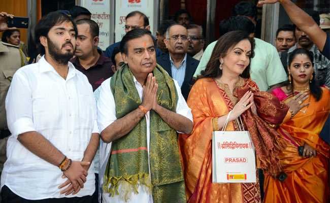 vl32708g ambanis offer son akashs wedding card at siddhivinayak pti 625x300 11 February 19