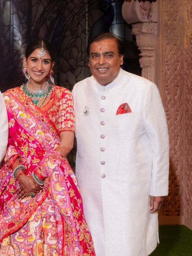 નાની વહુ રાધિકાની વિદાઈમાં રડી પડ્યા સસરા મુકેશ અંબાણી, અનંત સાથે-સાથે ચાલ્યો