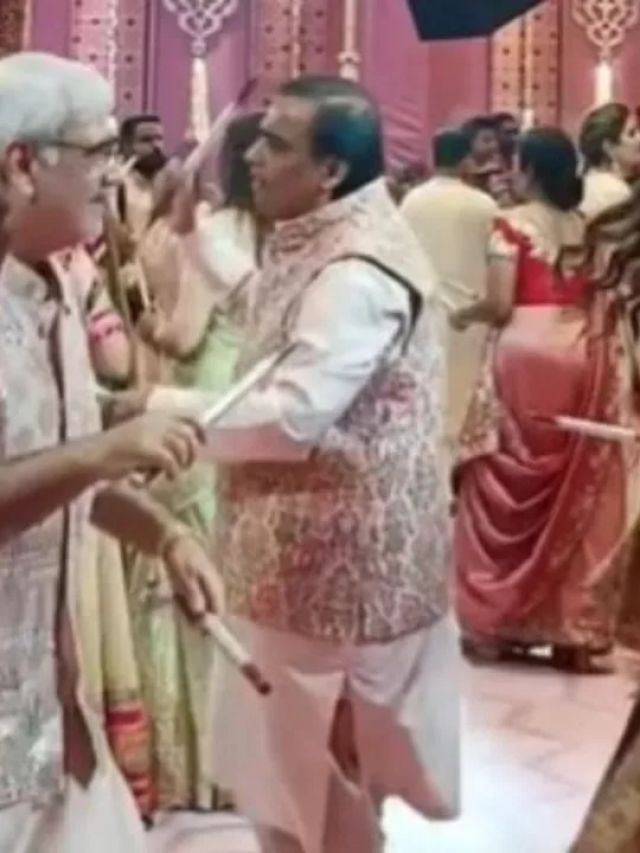 દીકરાના લગ્નમાં મુકેશ અંબાણી રમ્યા ડાંડિયા, એક જેવા કપડામાં દેખાયા વેવાઈ