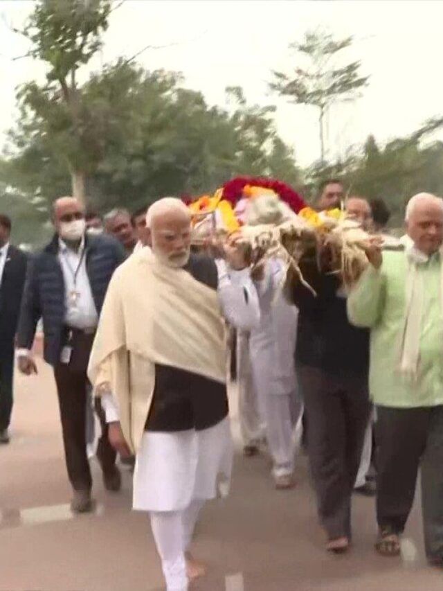 માતાને કાંધ આપતા ભાવુક થયા PM મોદી...