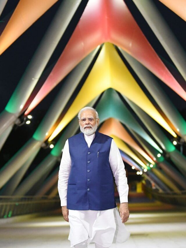 વડાપ્રધાન નરેન્દ્ર મોદીએ અટલ ફૂટ ઓવરબ્રિજની લીધી મુલાકાત