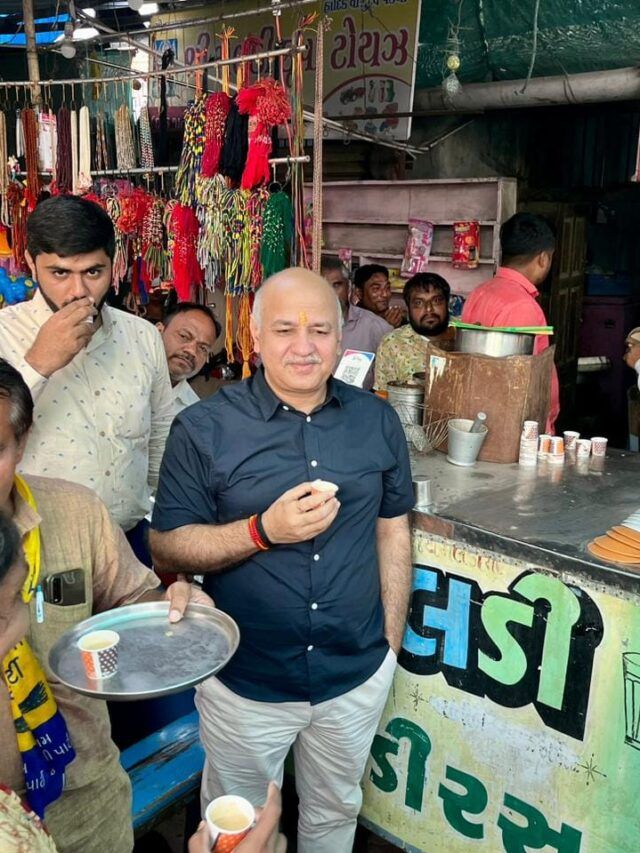 મનીષ સિસોદિયાએ પરિવર્તન યાત્રા દરમિયાન કટિંગ ચાની ચુસ્કી માણી