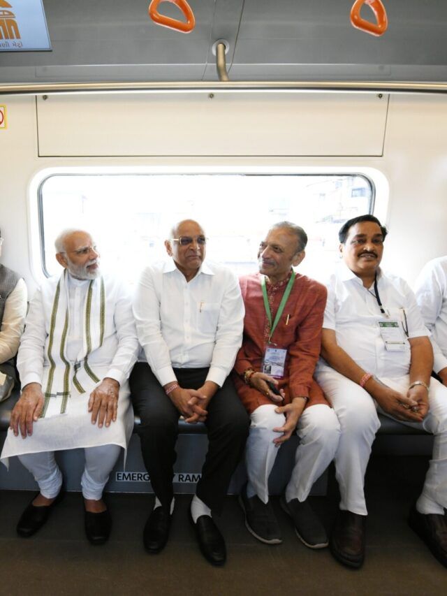 PM મોદીએ અમદાવાદ મેટ્રોમાં મુસાફરી કરી, ફેન્સને ઓટોગ્રાફ પણ આપ્યા