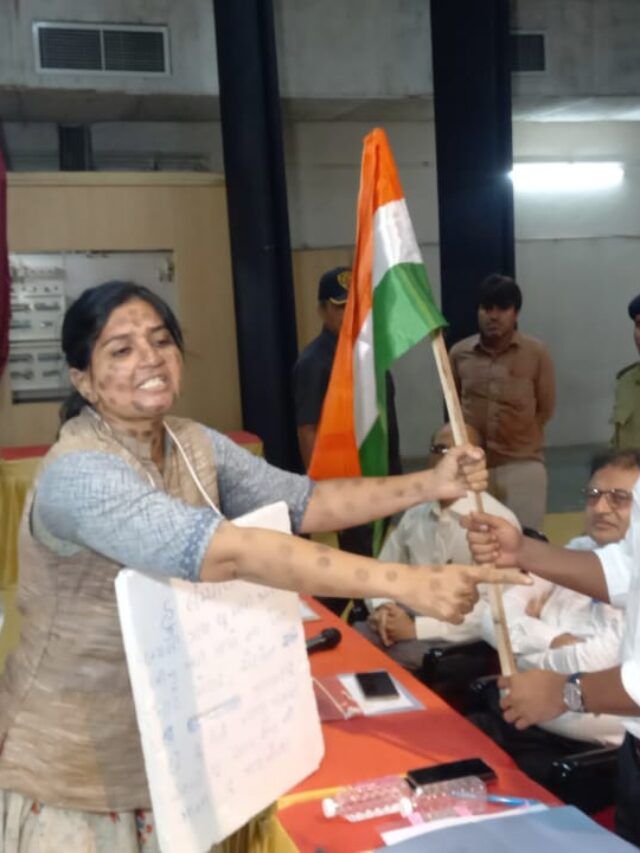 જામનગર: નગરસેવિકાએ 'લમ્પીગ્રસ્ત ગાય' બની વિરોધ નોંધાવ્યો