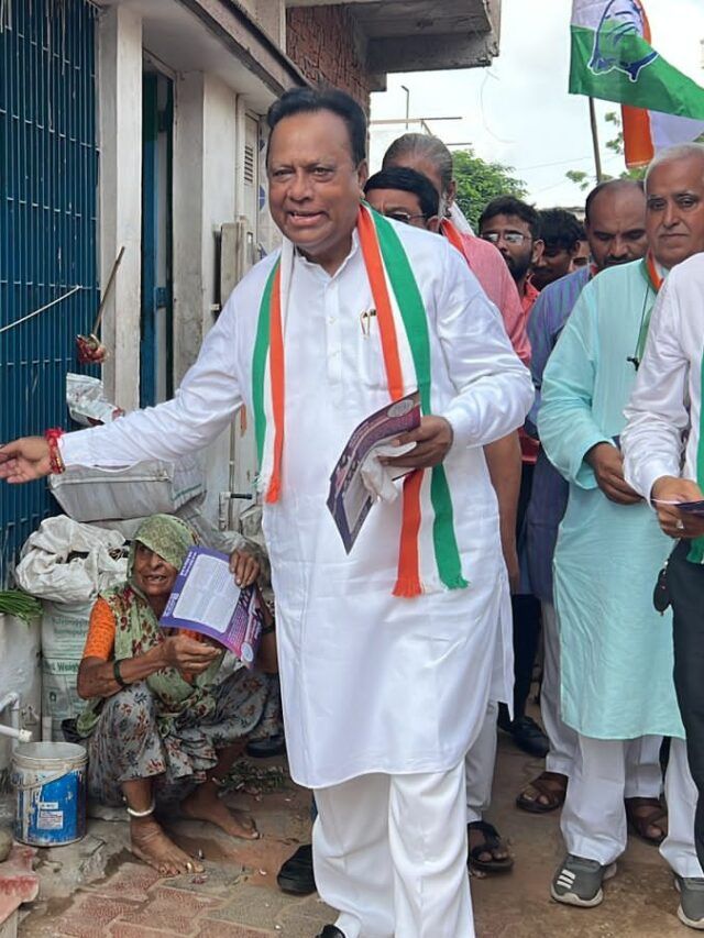 ચૂંટણી પહેલા કોંગ્રેસ પ્રચાર મોડ પર, જગદીશ ઠાકોરે ઘેર-ઘેર પત્રિકા વહેંચી