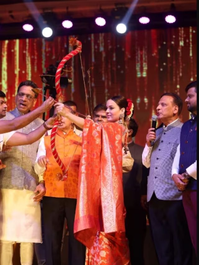 રાવણ દહન માટે કંગનાએ ઉઠાવ્યું ધનુષ પણ તીર ન વાગ્યું... Viral Videoથી ટ્રોલ