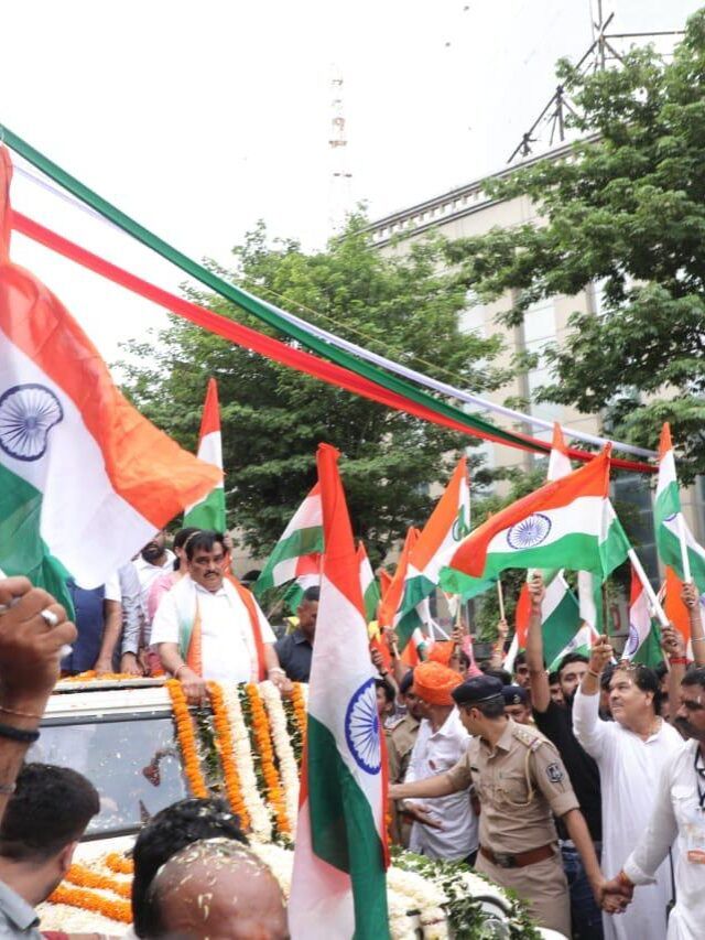 આઝાદીના પર્વની ઉજવણી: સુરતમાં રસ્તાઓ તિરંગાના રંગમાં રંગાયા