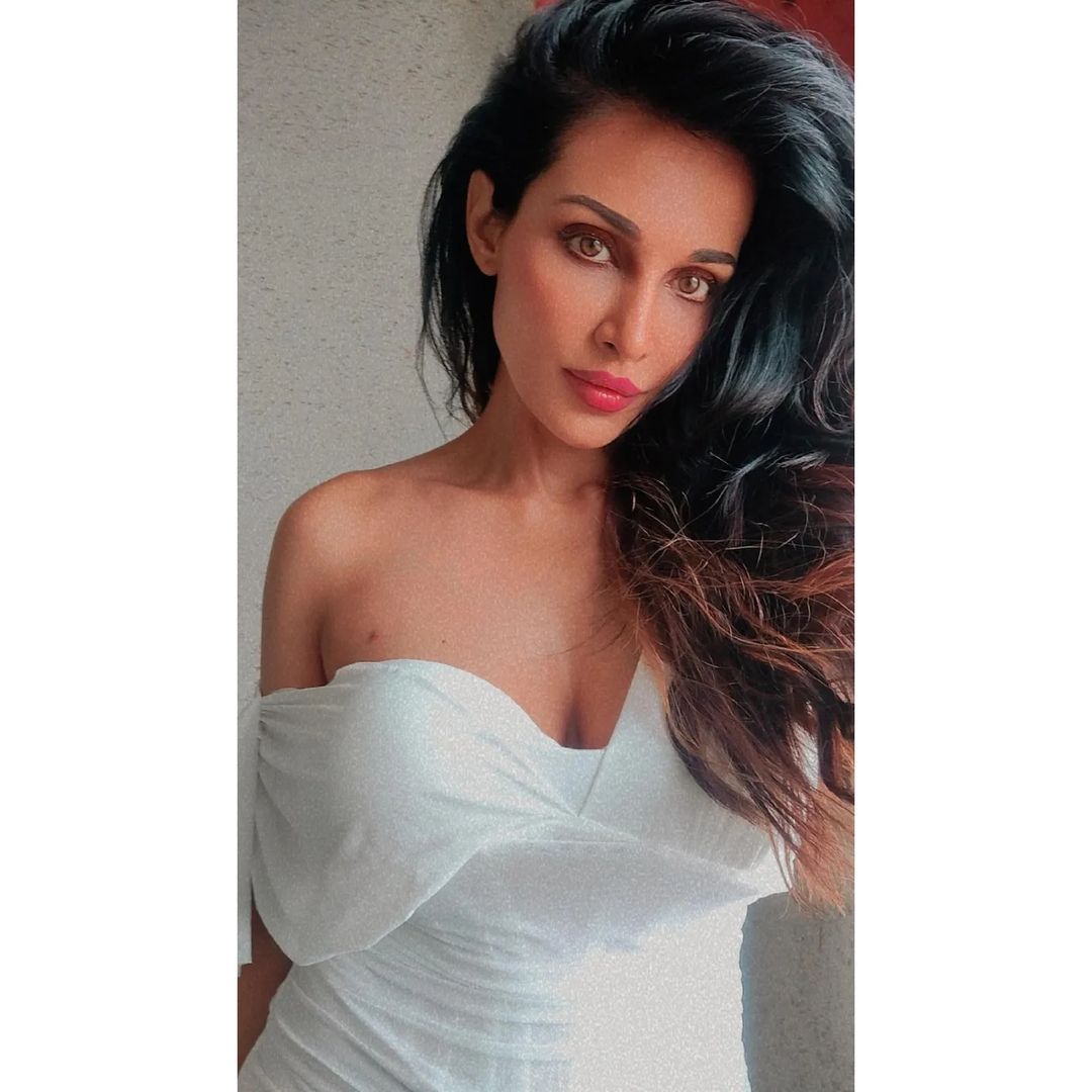 flora saini 6