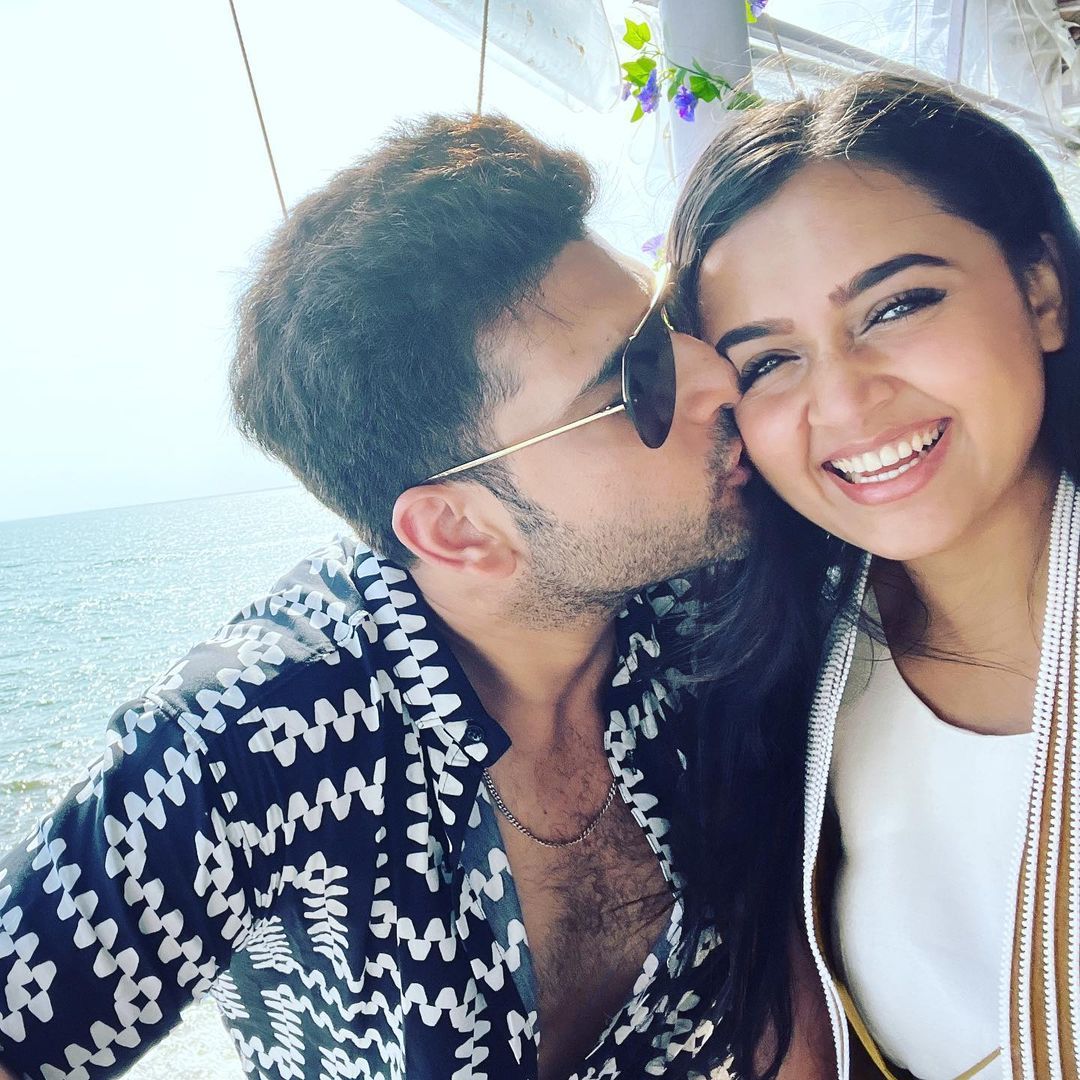 karan kundra and his gf 1