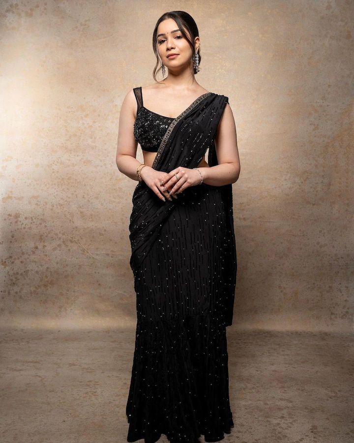 sara-tendulkar-black-saree-2