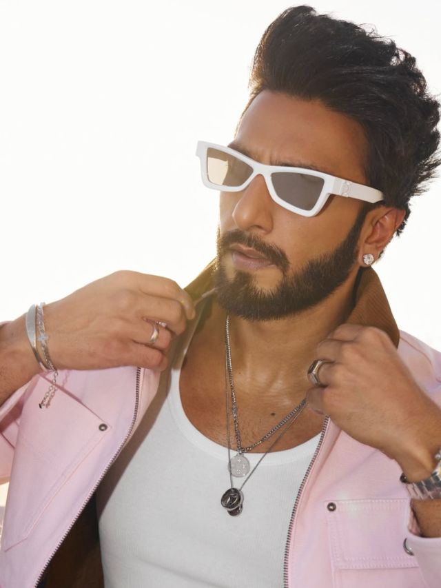 Statement-making jewellery of male celebrities