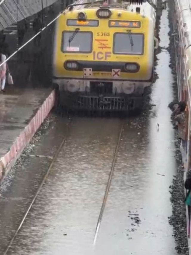सावधान!  मुंबईची झाली तुंबई..माटूंगा रेल्वे ट्रॅकला तलावाचं स्वरुप, फोटो पाहून हादरूनच जाल