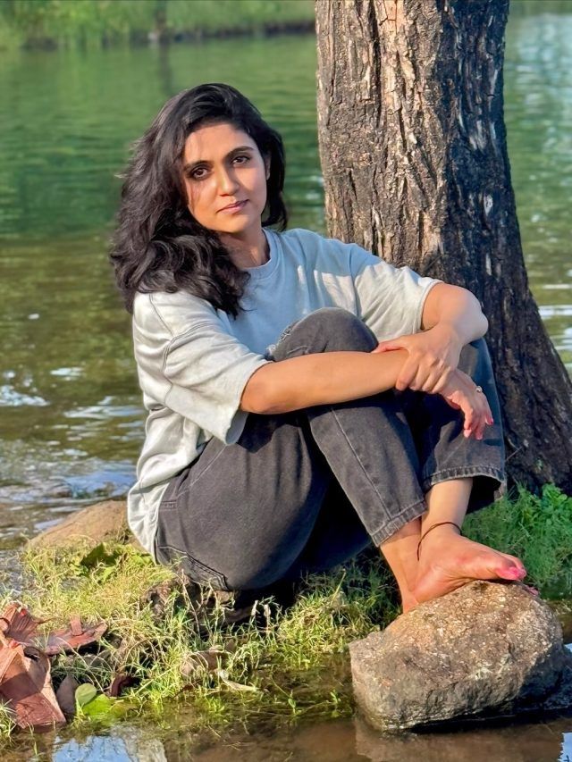 नदीच्या किनारी रिंकू राजगुरूचं स्टायलिश फोटोशूट! नेटकरी म्हणाले की....