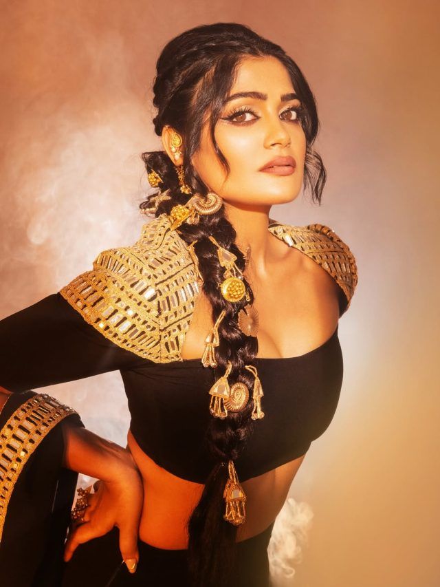 'ब्लॅक अ‍ॅण्ड गोल्ड'... मराठी अभिनेत्री ईशा केसकरचा हॉट लूक चर्चेत!