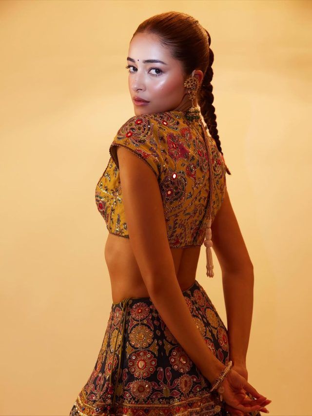 मैत्रिणीच्या मेहंदी समारंभासाठी अनन्या पांडेचा बोल्ड लूक! ब्लॅक लेहंगा अन्...