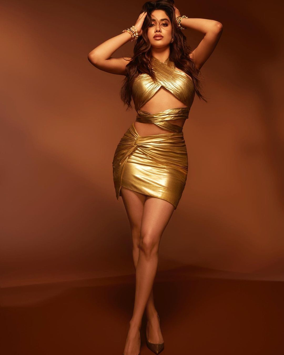 janhvi kapoor in golden dress