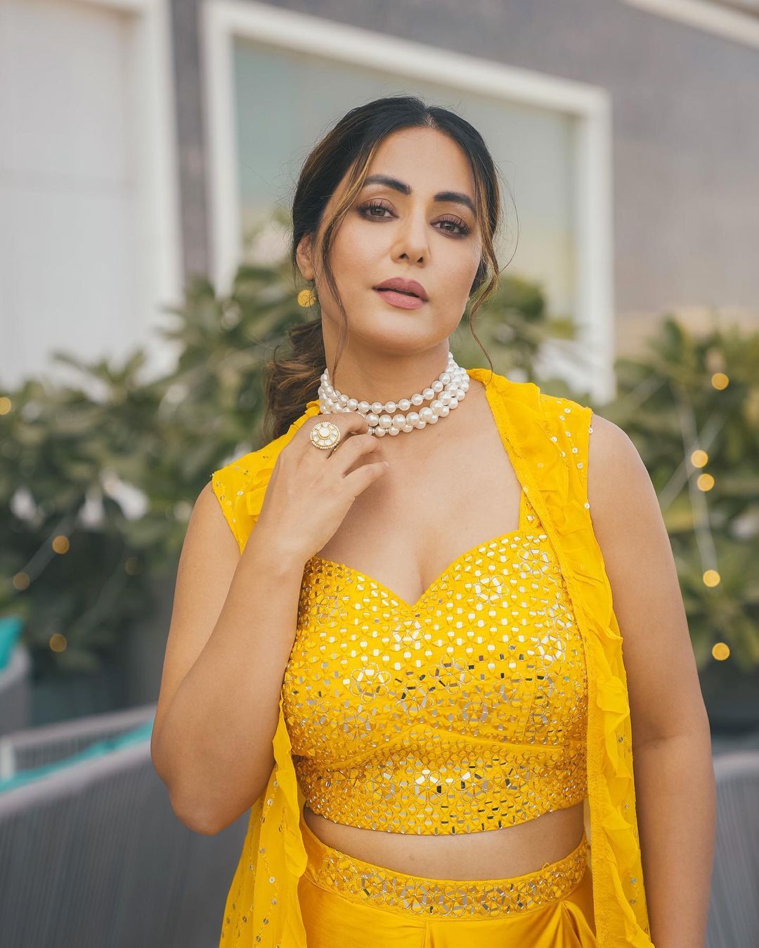हिना खान का देसी लुक छाया, फैंस बोले-Offfooo - Hina khan traditional yellow outfit pearl necklace look photos viral karwa chauth look tvism