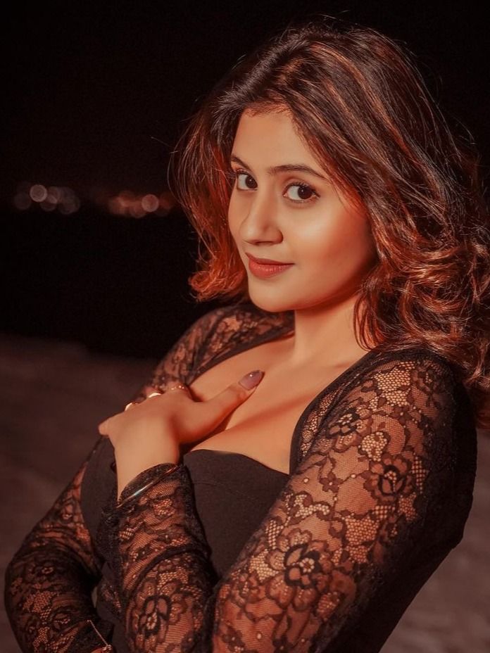 कच्चा बादाम गर्ल अंजलि ने पहनी ब्लैक डीप नेक ड्रेस, फैंस बोले-अंधेरी रात में चांद निकला