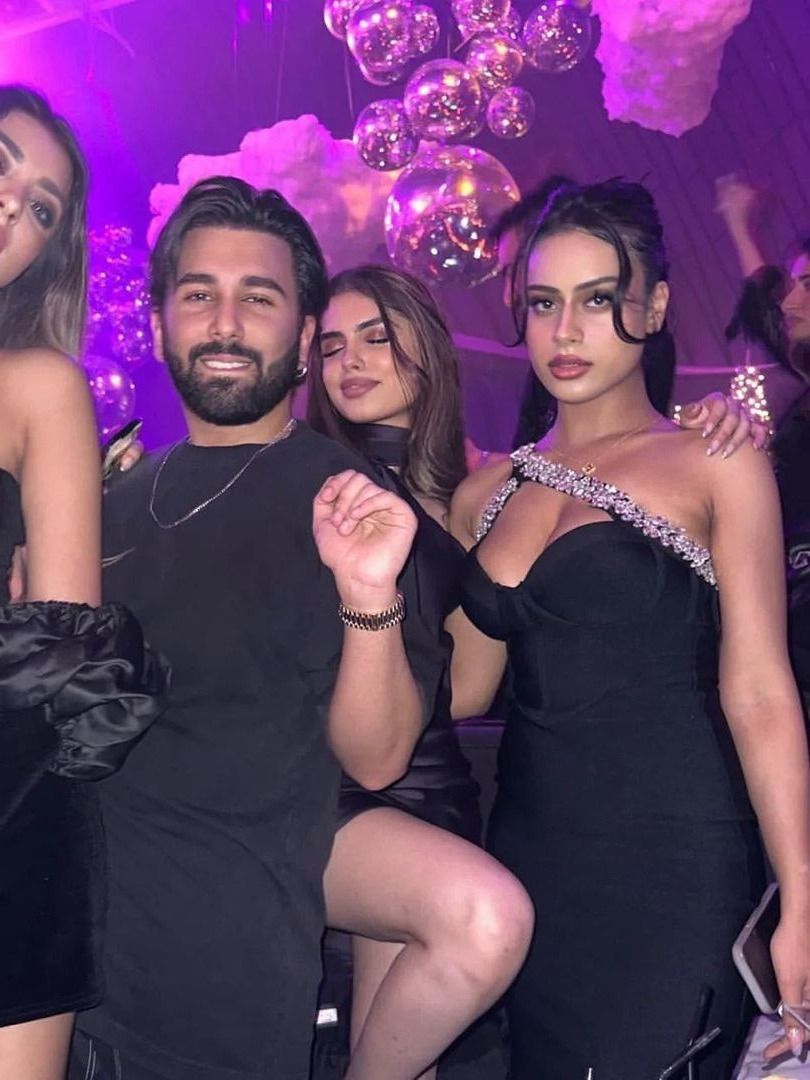 काजोल की बेटी ने डीप नेक ड्रेस में पार्टी में मचाया कहर, इतनी है कीमत