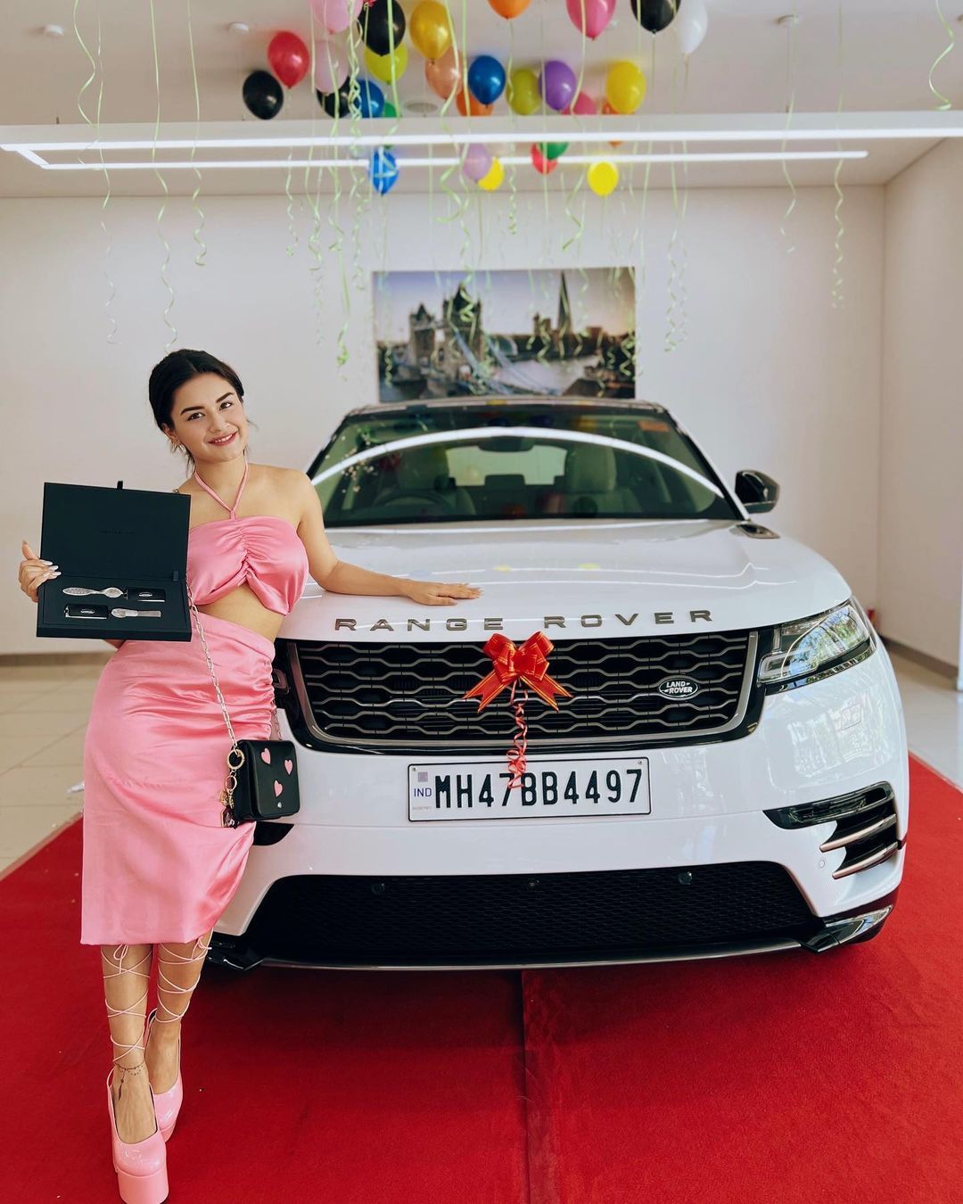 21 साल की ये एक्ट्रेस जीती है रॉयल लाइफ, रेंज रोवर की है मालकिन - Avneet  kaur net worth range rover car luxurious home inside photos viral avneet  kaur age tmovk